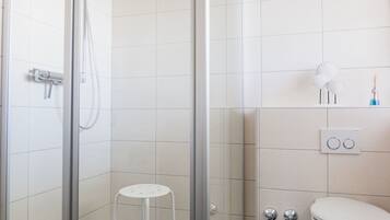 Dusche, Haartrockner, Handtücher