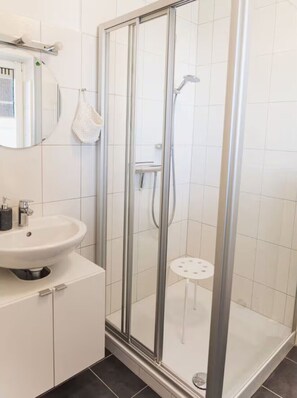 تجهيزات دش، مجففات شعر، مناشف