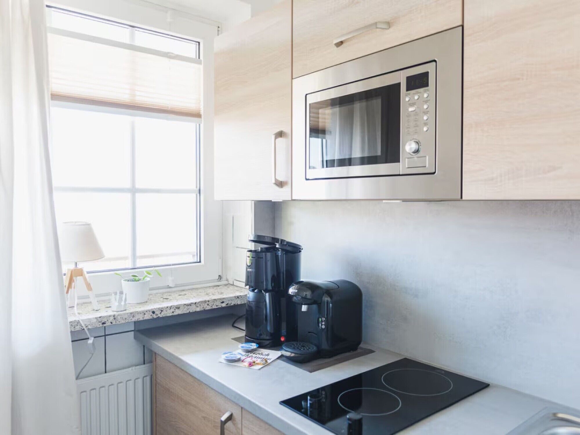 Wasserkocher mit Kaffee-/Teezubehör, Kühlschrank, Mikrowelle, Ofen