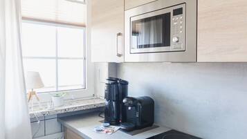 Wasserkocher mit Kaffee-/Teezubehör, Kühlschrank, Mikrowelle, Ofen