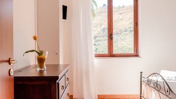 1 bedroom, bed sheets