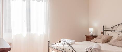 1 bedroom, bed sheets