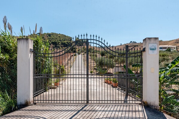 Property grounds - Room 'Monte Suso' with sea view, shared terrace and air conditioning (Montallegro)