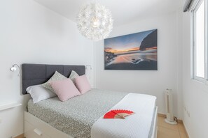 1 dormitorio, tabla de planchar con plancha, wifi y ropa de cama