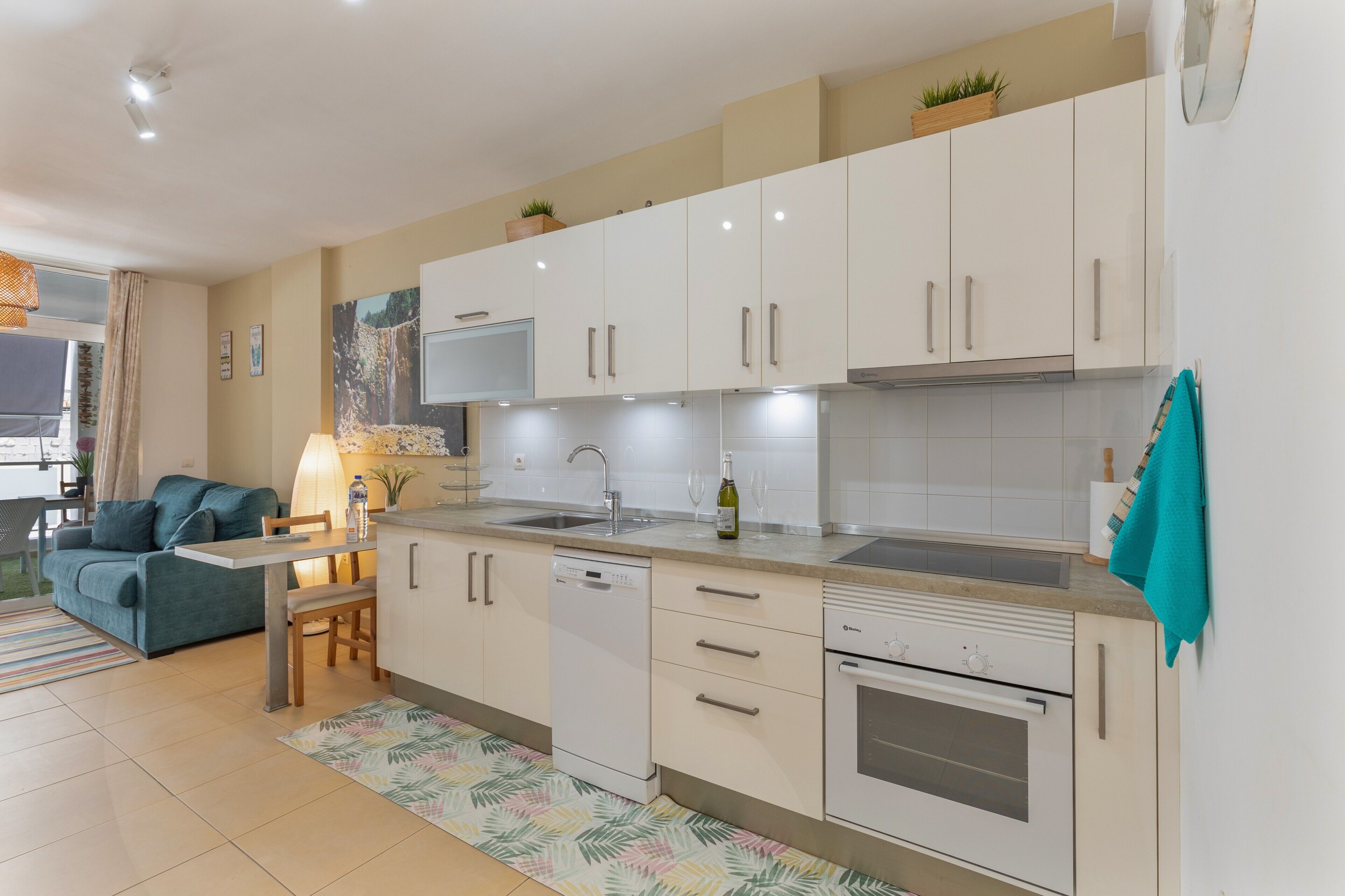 冰箱、微波炉、烤箱、炉灶