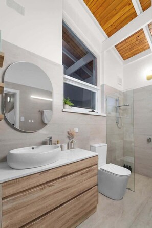 Regadera, secadora de cabello, toallas 