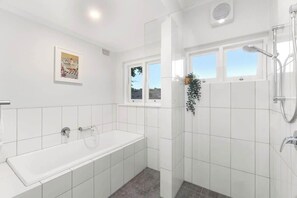 Dusche, Haartrockner, Handtücher