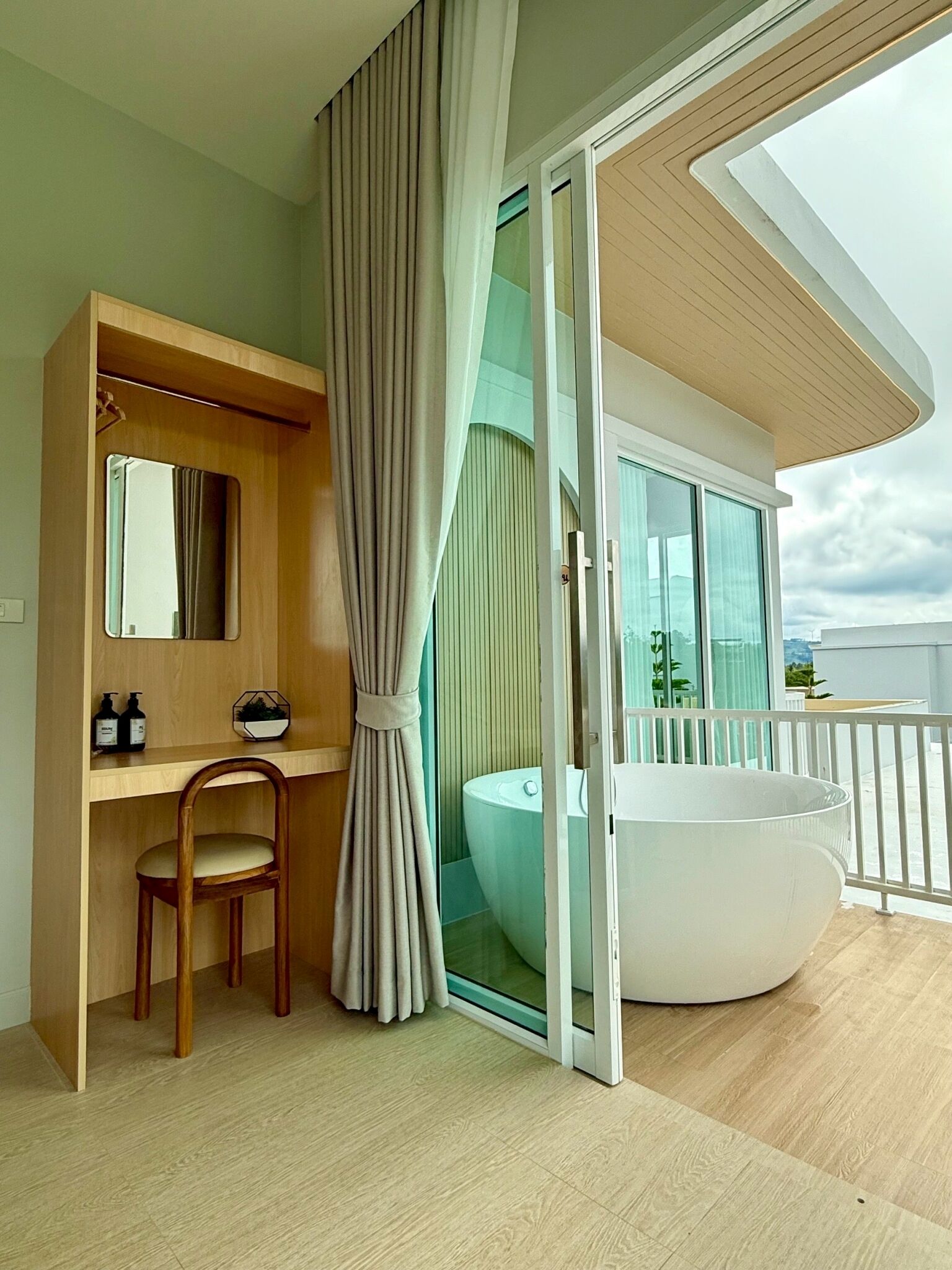 Ein modernes Badezimmer mit Badewanne, Duschbereich und Waschbecken mit Spiegel und Toilettenartikeln.