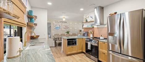 Réfrigérateur, micro-ondes, four, plaque de cuisson