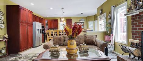 Smart TV, chimenea y oficina