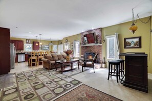 Smart-TV, Kamin, Arbeitsbereiche