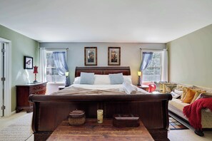 4 bedrooms, desk, iron/ironing board, WiFi