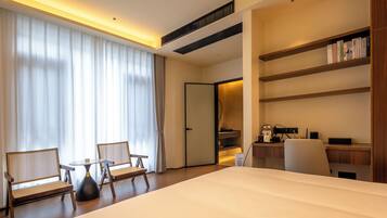 Habitación clásica doble, 1 cama de matrimonio, Aire acondicionado, vistas a la colina | Ropa de cama de alta calidad, edredones de plumas, decoración individual