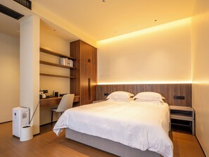 Klassieke tweepersoonskamer, 1 queensize bed, airconditioning, uitzicht op heuvels | Luxe beddengoed, donzen dekbedden, individueel gedecoreerd