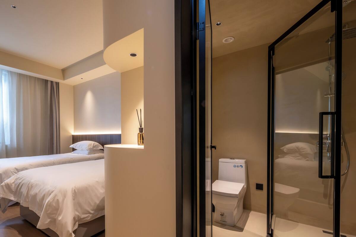 Habitación básica doble, varias camas, Aire acondicionado, vistas a la montaña | Ropa de cama de alta calidad, edredones de plumas, wifi gratis