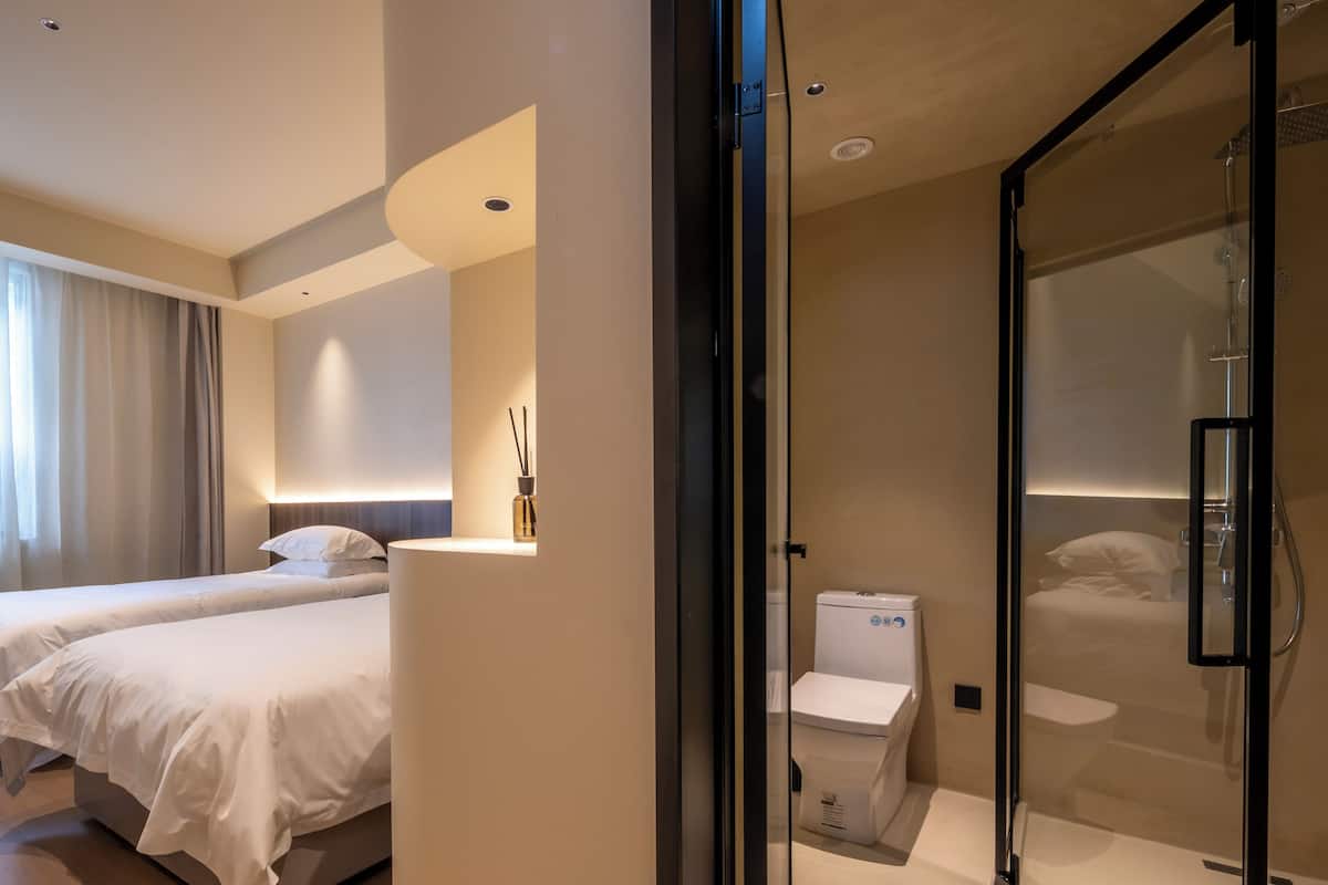 Basic Double Room, Multiple Beds, Air conditioning, Mountain View