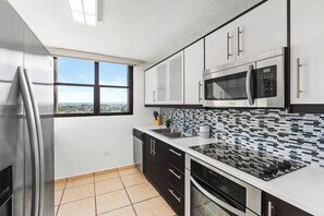 Fridge, microwave, oven, stovetop