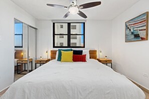 2 bedrooms, iron/ironing board, travel crib, free WiFi - Waterside Flat with Garage and Easy Beach Access (San Juan)