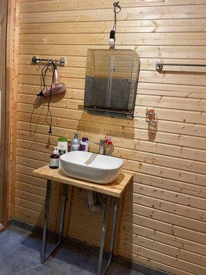 Haartrockner, Handtücher, Seife, Toilettenpapier