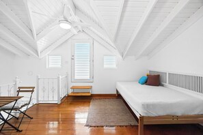 1 habitación, escritorio, tabla de planchar con plancha y cuna de viaje 