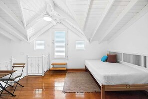 1 habitación, tabla de planchar con plancha y cuna de viaje 