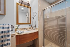 Douche, sèche-cheveux, shampoing