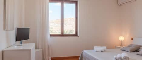 1 bedroom, bed sheets