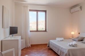 1 bedroom, bed sheets - 'Bovo Marina' Room with Sea View, Shared Terrace and Air Conditioning (Montallegro)