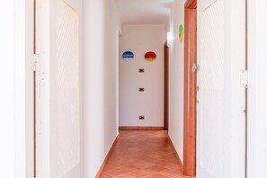 Interior - 'Bovo Marina' Room with Sea View, Shared Terrace and Air Conditioning (Montallegro)