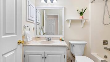 Articles de toilette gratuits, sèche-cheveux, serviettes fournies