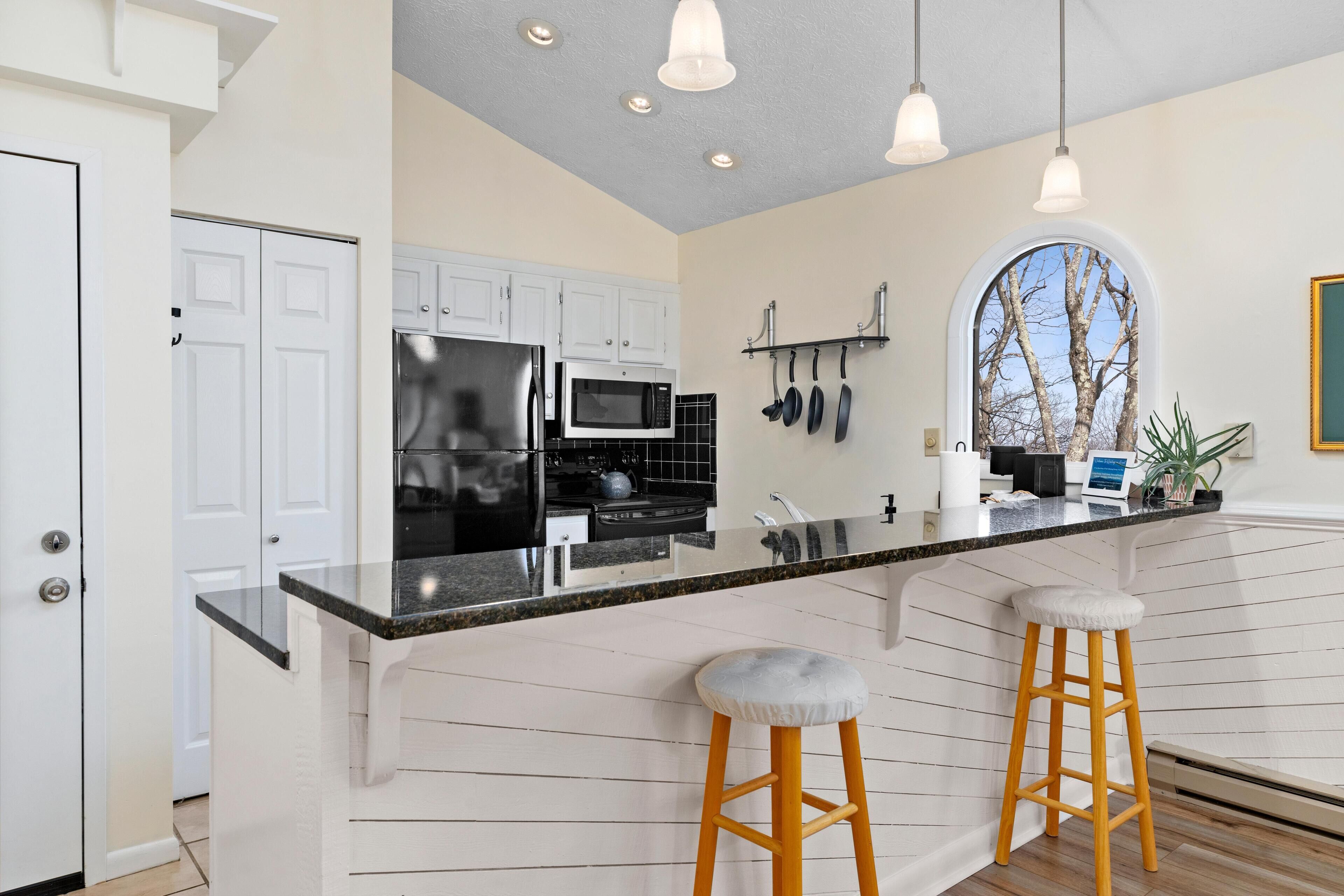 Kjøleskap, mikrobølgeovn, kokeplater og oppvaskmaskin