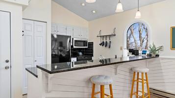 Kjøleskap, mikrobølgeovn, kokeplater og oppvaskmaskin