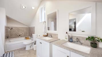 Douche, sèche-cheveux, serviettes fournies