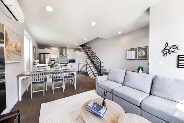 TV, offices - Eco-Friendly 3BR Retreat, UW & Hospital (Seattle)