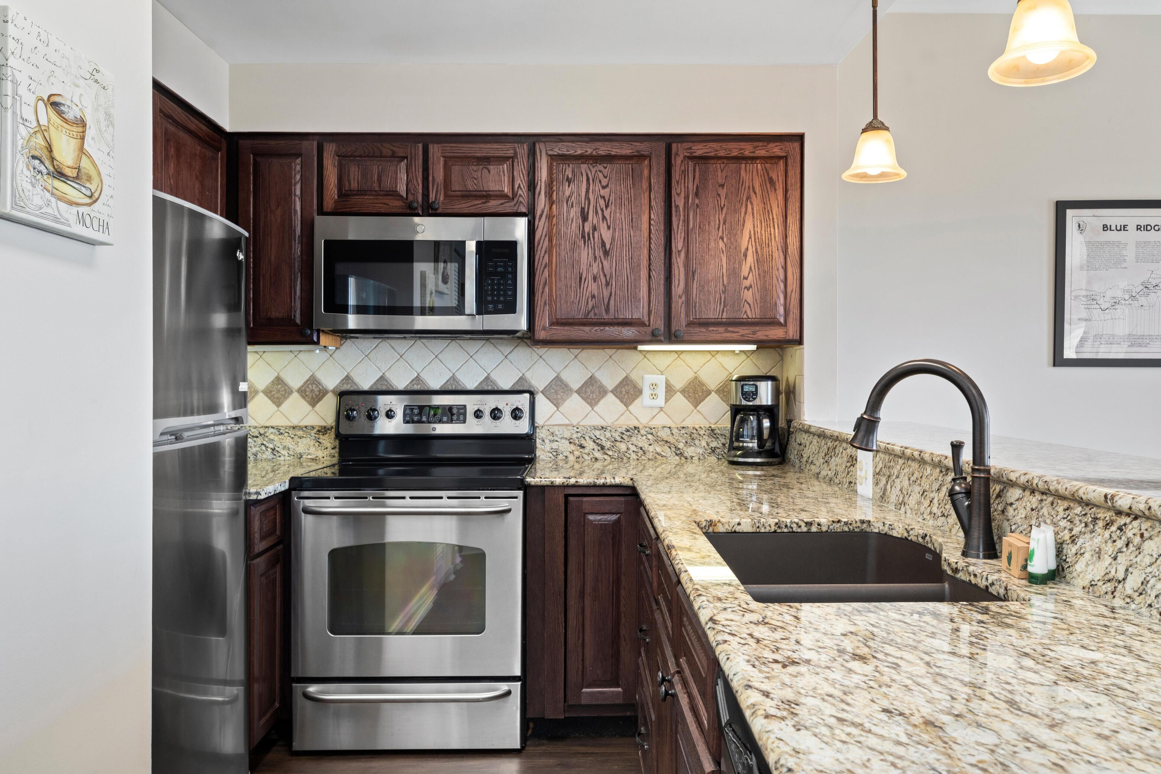 Kylskåp, mikrovågsugn, ugn och spishäll