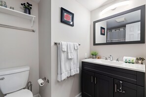 Douche, séchoir à cheveux, serviettes fournies