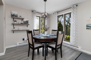 Dining - Stoneridge 70 with Wintergreen Advantage (Wintergreen)