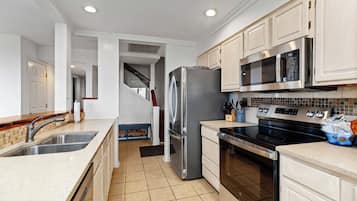 Een koelkast, een microgolfoven, een oven, een kookplaat