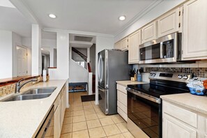 Fridge, microwave, oven, stovetop - Northridge 06 with Wintergreen Advantage (Wintergreen)