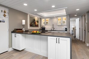 Fridge, microwave, oven, stovetop - Ledges 52  with Wintergreen Advantage (Wintergreen)