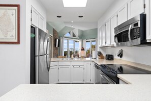 Fridge, microwave, oven, coffee/tea maker - Shenandoah Ridge 05 with Wintergreen Advantage (Wintergreen)