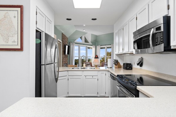 Réfrigérateur, four à micro-ondes, un four, cafetière-théière