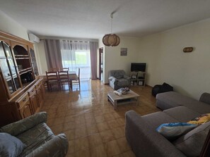Fernseher, Videospiele, DVD-Player, Bücher