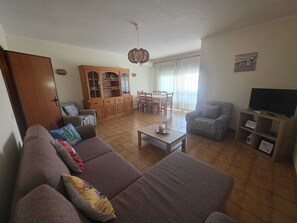 Téléviseur, jeux vidéo, lecteur de DVD, livres