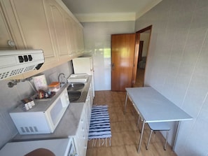 Frigorifero, microonde, forno, piano cottura