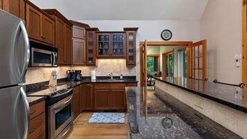 Kylskåp, mikrovågsugn, ugn och diskmaskin