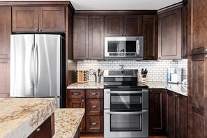 冷蔵庫、電子レンジ、オーブン、コンロ