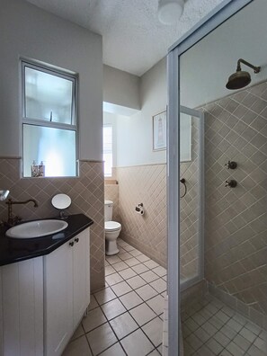 Bruser, hårtørrer, håndklæder