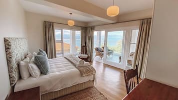 6 bedrooms, iron/ironing board, WiFi, bed sheets