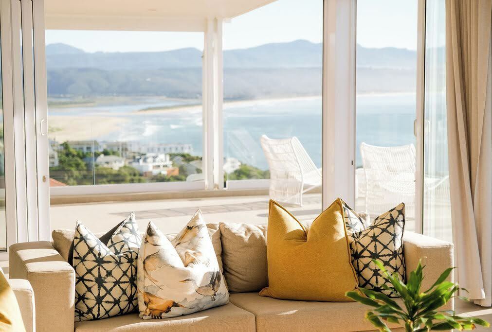 Télévision, cheminée, livres, espaces bureaux